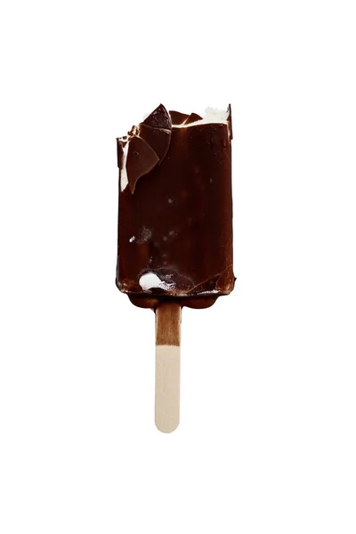 Barra de sorvete coberta de chocolate isolada — Fotografia de Stock