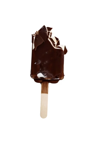 Barre de crème glacée vanille recouverte de chocolat isolé — Photo