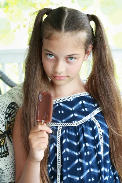 Tween comer helado — Foto de Stock