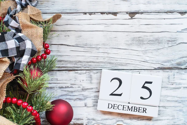 25 grudnia Kalendarz Bloki na białym tle rustykalnym — Zdjęcie stockowe