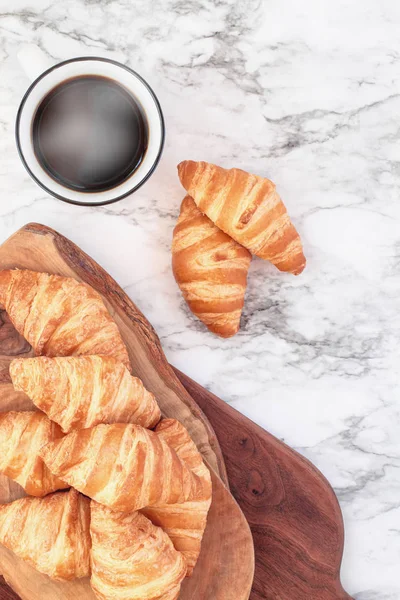Croissant con una tazza di caffè caldo — Foto Stock