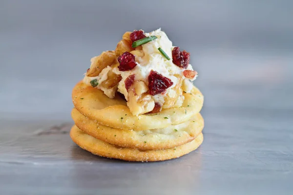 Homemade Cranberry Cream Cheese Spread on Crackers — Stock Photo, Image