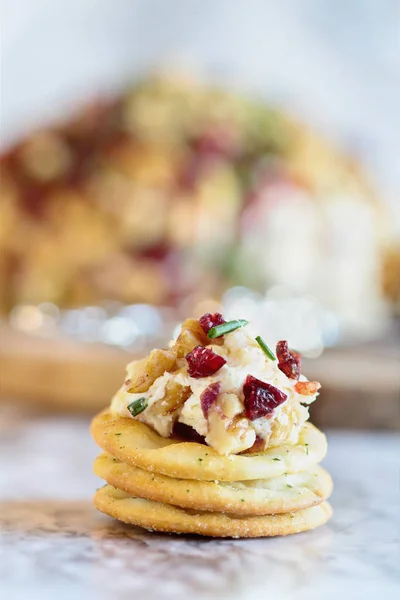 Delicioso caseiro Cranberry Cream Cheese Spread em biscoitos — Fotografia de Stock