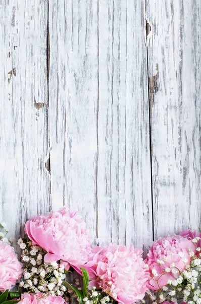 Buquê de Peônias e Bebês Rosa Respirar Flores sobre um Ru Branco — Fotografia de Stock