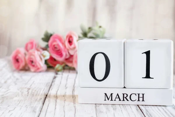 1. března bloky kalendáře s růžovým Ranunculus na pozadí — Stock fotografie