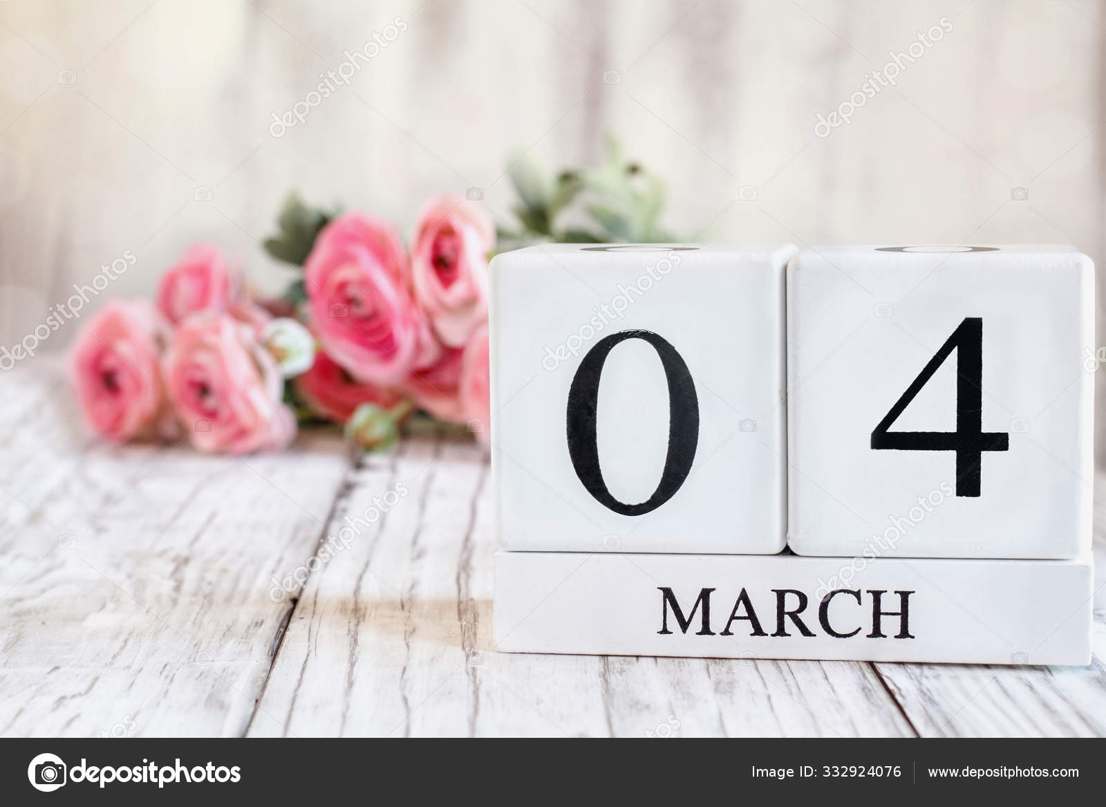04 mars Kalender Block med rosa Ranunculus i bakgrunden — stockfoto © StephanieFrey #332924076