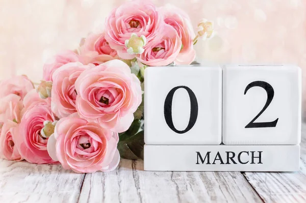 Março 02 Blocos de calendário com rosa Ranunculus — Fotografia de Stock