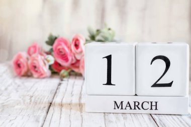 Pembe Ranunculus Arkaplanda 12 Mart Takvim Blokları