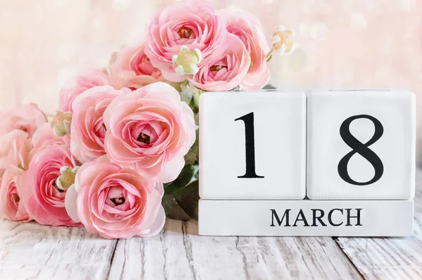 18. März Kalenderblöcke mit rosa Hahnenfuß — Stockfoto