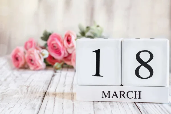 Março 18 Blocos de calendário com rosa Ranunculus em fundo — Fotografia de Stock