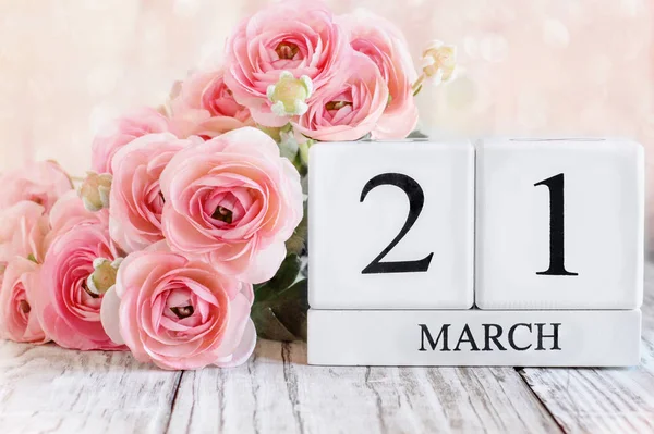 March 21 Calendar Blocks with Pink Ranunculus — Stock Photo, Image