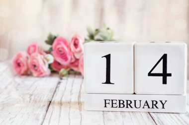 Arkaplanda Pembe Ranunculus ile Sevgililer Günü Takvimi