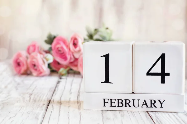 Valentin-nap naptár rózsaszín Ranunculus a háttérben — Stock Fotó