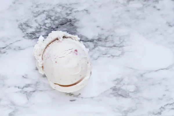 Один шарик клубничного мороженого на мраморном фоне — стоковое фото