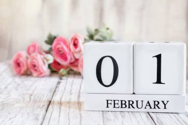 1 Şubat Takvim Blokları Pembe Ranunculus Arkaplanda