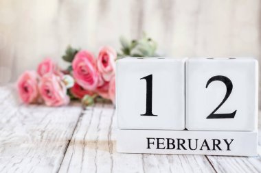 12 Şubat Takvim Blokları Pembe Ranunculus Arkaplanda