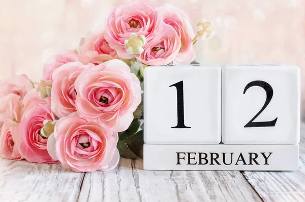12 de fevereiro blocos de calendário com rosa Ranunculus — Fotografia de Stock
