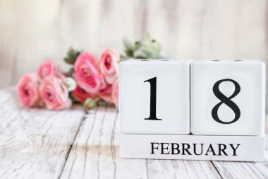 18 Şubat Takvim Blokları Pembe Ranunculus Arkaplanda