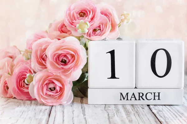 10 de março blocos de calendário com rosa Ranunculus — Fotografia de Stock