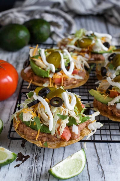 Σπιτικό Κοτόπουλο Tostadas Refried Pinto Beans Φρέσκο Κόλιανδρο Τριμμένο Cheddar — Φωτογραφία Αρχείου