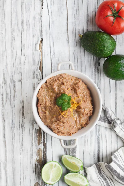 Zelfgemaakte Pinto Bonen Verse Koriander Versnipperde Kaas Avocado Limoen Tomaten — Stockfoto