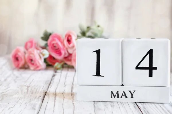 Λευκό Ξύλο Μπλοκ Ημερολογίου Ημερομηνία Μαΐου Επιλεκτική Εστίαση Ροζ Ranunculus — Φωτογραφία Αρχείου