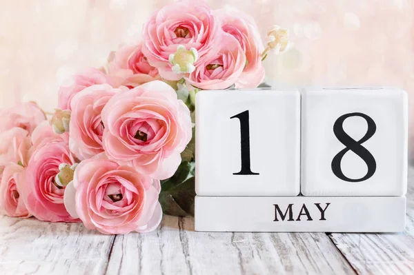 白色的木日历 日期为5月18日 粉色的月桂花在木制桌子上绽放 背景模糊的选择性重点 — 图库照片