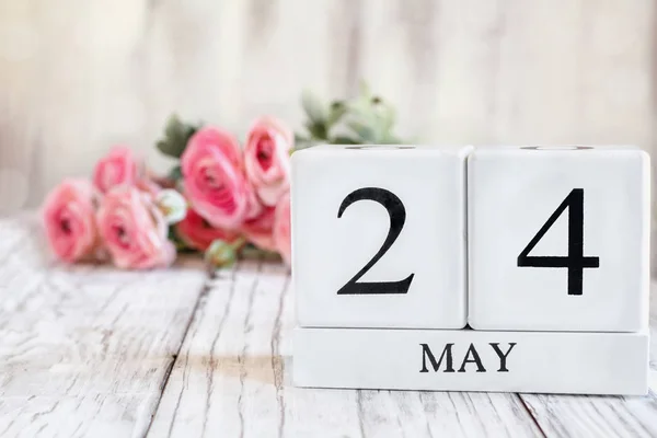 Weiße Holzkalenderblöcke Mit Dem Datum Mai Selektiver Fokus Mit Rosa — Stockfoto