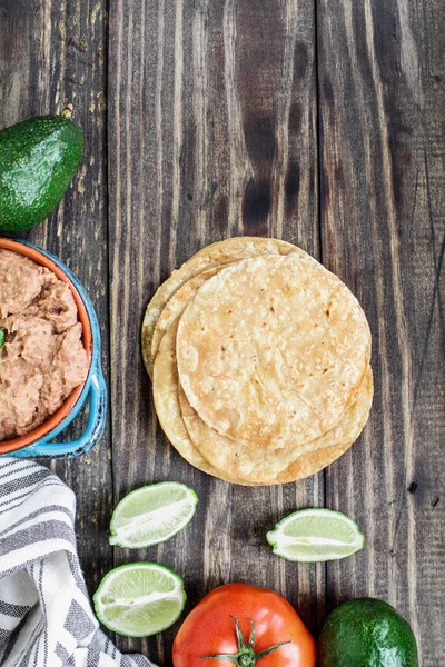 Ingredienti Tortillas Fritte Mais Fagioli Fritti Avocado Pomodori Lime Fresco — Foto Stock