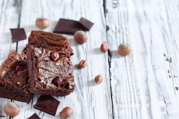 Frisch Zubereitete Hausgemachte Brownies Mit Schokoladenbonbons Und Haselnüssen Auf Einem — Stockfoto