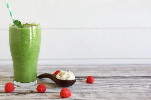 Batido Espinacas Con Cucharada Granos Kéfir Fresco Frambuesas Para Una — Foto de Stock