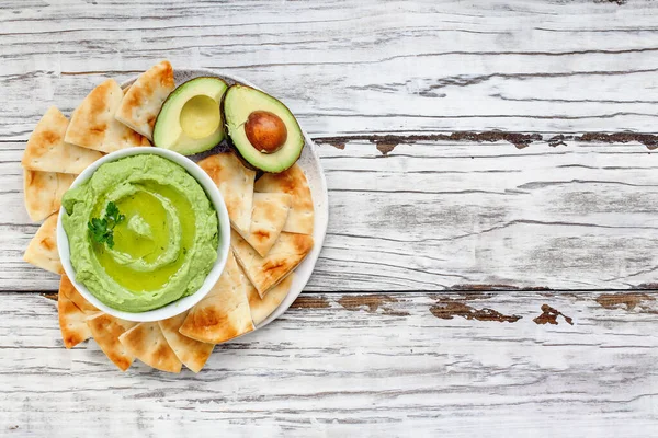 Bovenaanzicht Van Avocado Hummus Gemaakt Met Kikkererwten Avocado Tahini Met — Stockfoto