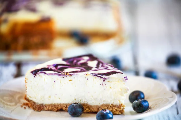 Uma Fatia Delicioso Cheesecake Mármore Mirtilo Caseiro Com Crosta Biscoito — Fotografia de Stock