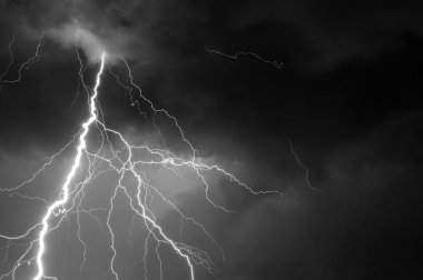 Ağır fırtına gök gürültüsü, lighnings ve yağmur getiren