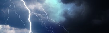 Gök gürültüsü, Lightning'ler ve yağmur getiren yaz fırtınası