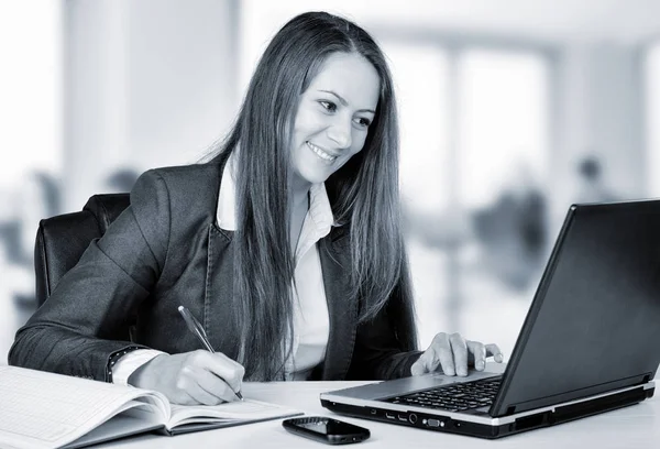 Portrait of beautiful business woman working on notebook in her office — Stock Photo, Image