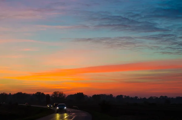 Piękne niebo nad autostradą o zachodzie słońca — Zdjęcie stockowe