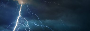 Yaz fırtınası sırasında çarpıcı çatal yıldırım