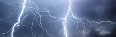 Gök gürültüsü, Lightning'ler ve yağmur yaz gecesi