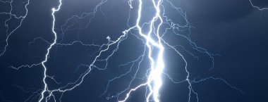 Büyük Lightning'ler ve gök gürültüsü ağır yaz fırtınası sırasında
