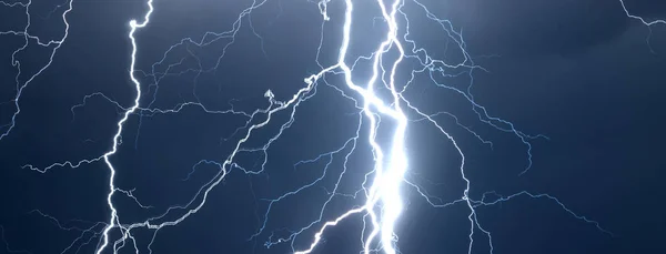 Enorma blixtar och åska under tung sommar storm — Stockfoto