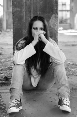 terk edilmiş binada oturan depresif genç kız