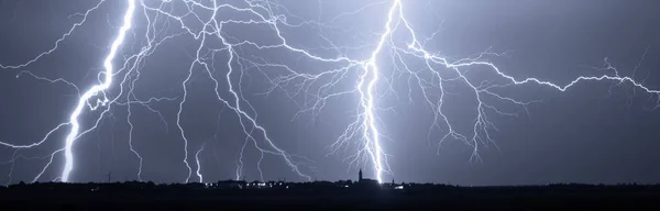 Tuoni, fulmini e tempesta sulla città di notte . — Foto Stock