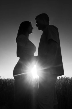 güneşli bir yaz günü buğday alanında daimi aşık genç bir çift