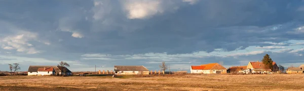 Imagine peisagistică care arată casele satului în ziua însorită a toamnei — Fotografie, imagine de stoc