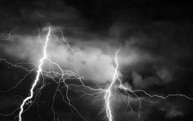 Gök gürültüsü, Lightning'ler ve yağmur yaz gecesi