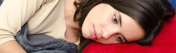 悲しい美しい十代の少女休んで、寝て、ベッドに横になっています。 — ストック写真