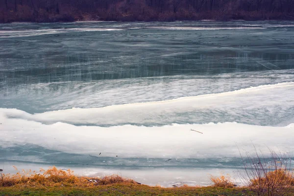 Río congelado en frío día de invierno —  Fotos de Stock
