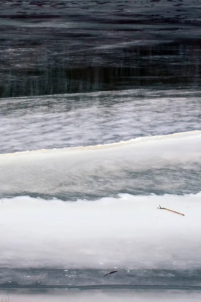 Río congelado en frío día de invierno —  Fotos de Stock