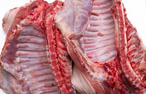 Frisches Schweinefleisch auf dem Metzgertisch Stockbild